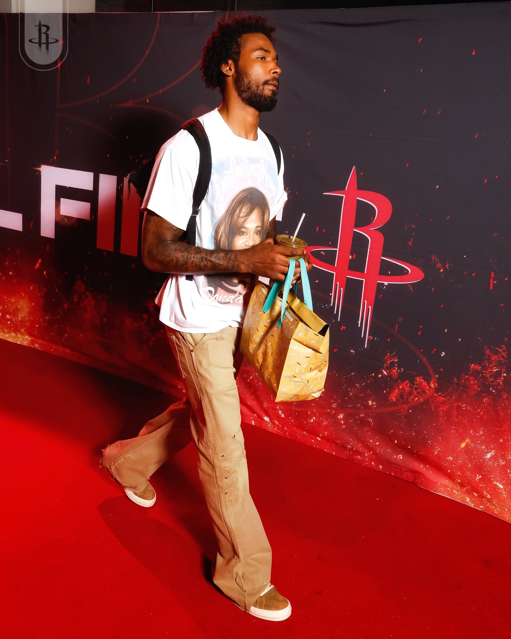 火箭眾將步入今日比賽場館，杜蘭特低調出鏡 - 