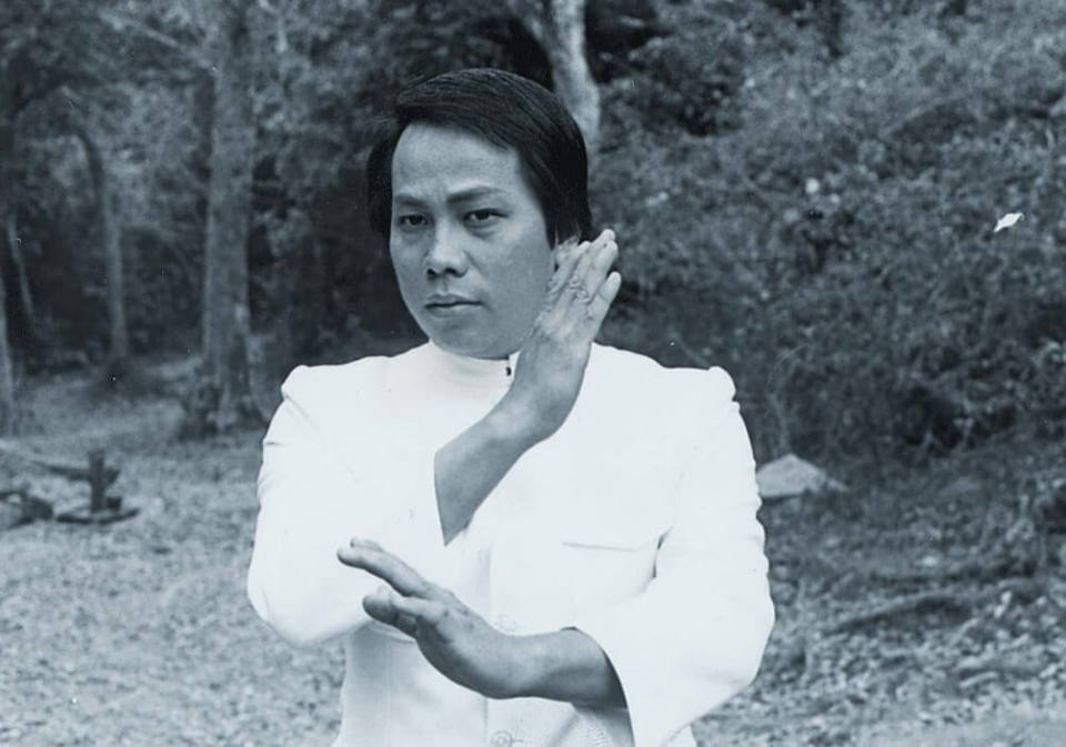 75岁的梁小龙是资深武打演员,他既是演员也是武术指导,15岁进入武行当