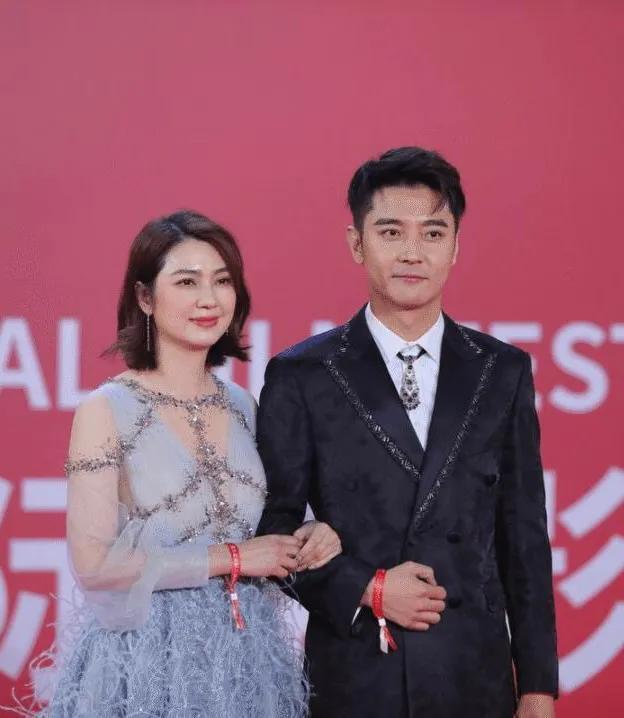 张丹峰主动牵老婆秀恩爱,十指紧扣好甜蜜,洪欣幸福满面状态好_腾讯