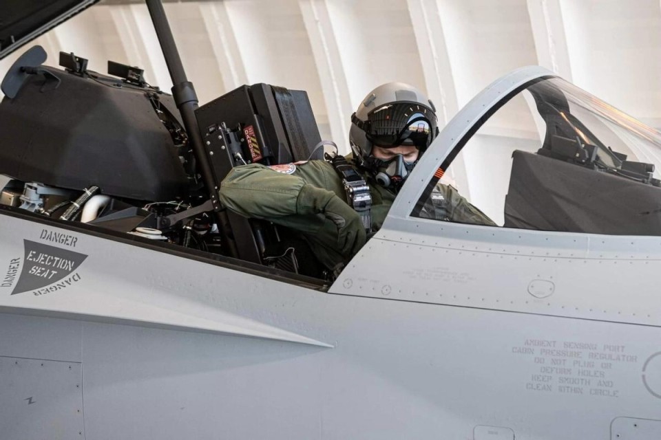 波兰空军飞行员驾驶fa-50gf轻型战斗机完成首次单人飞行