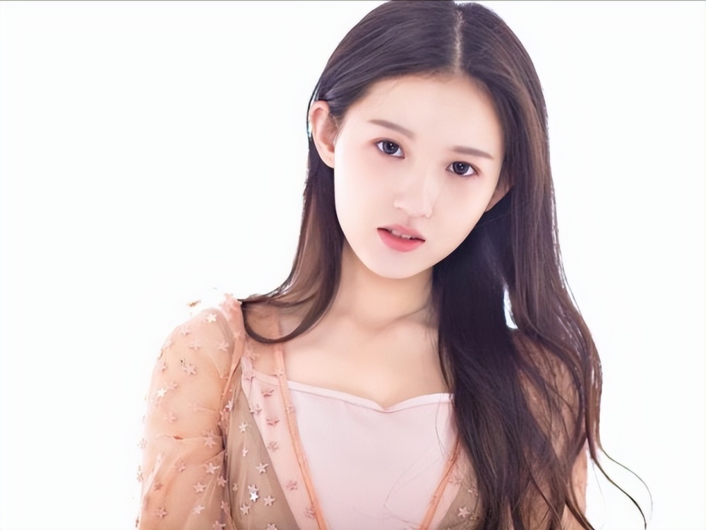 长着一张娃娃脸,充满学生气息,季美含诠释"越努力越幸运"!_腾讯新闻