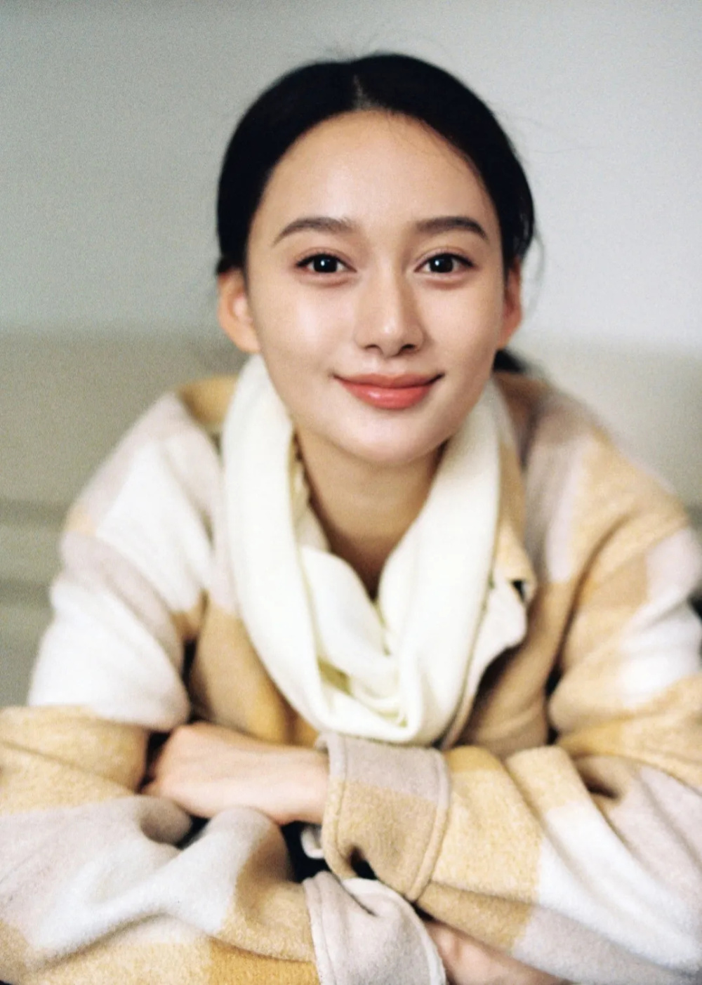 于是,她被冠上了"营销咖""资源咖"的名号,紧随其后对她的质疑声浪也