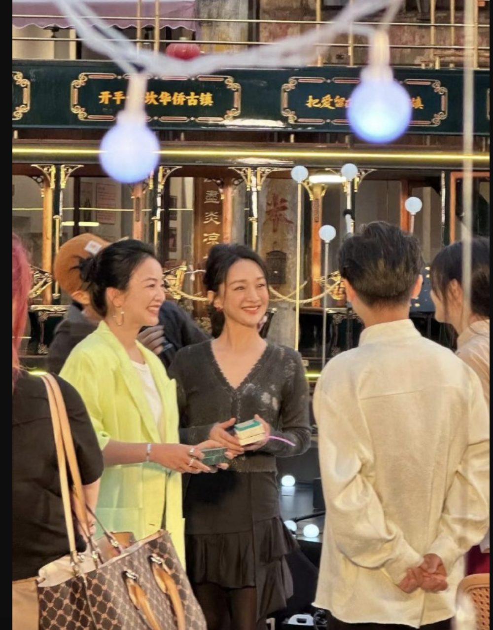 49岁周迅现状:穿黑色小短裙,黑丝袜,和阿雅唱歌少女感十足