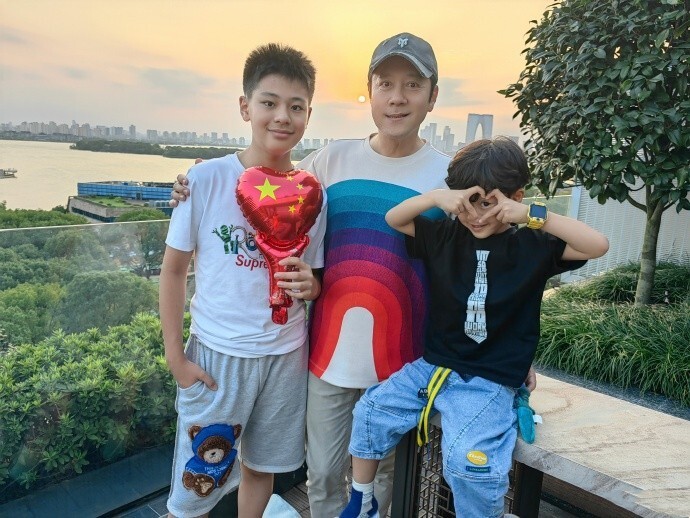 55岁蔡国庆晒二胎正脸照,5岁庆宝浓眉大眼像爸爸,比哥哥还帅气_腾讯