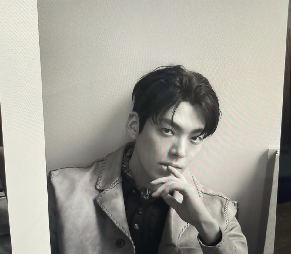 这些照片展示了金宇彬在不同造型下的完美容颜和雕塑般的身材比例