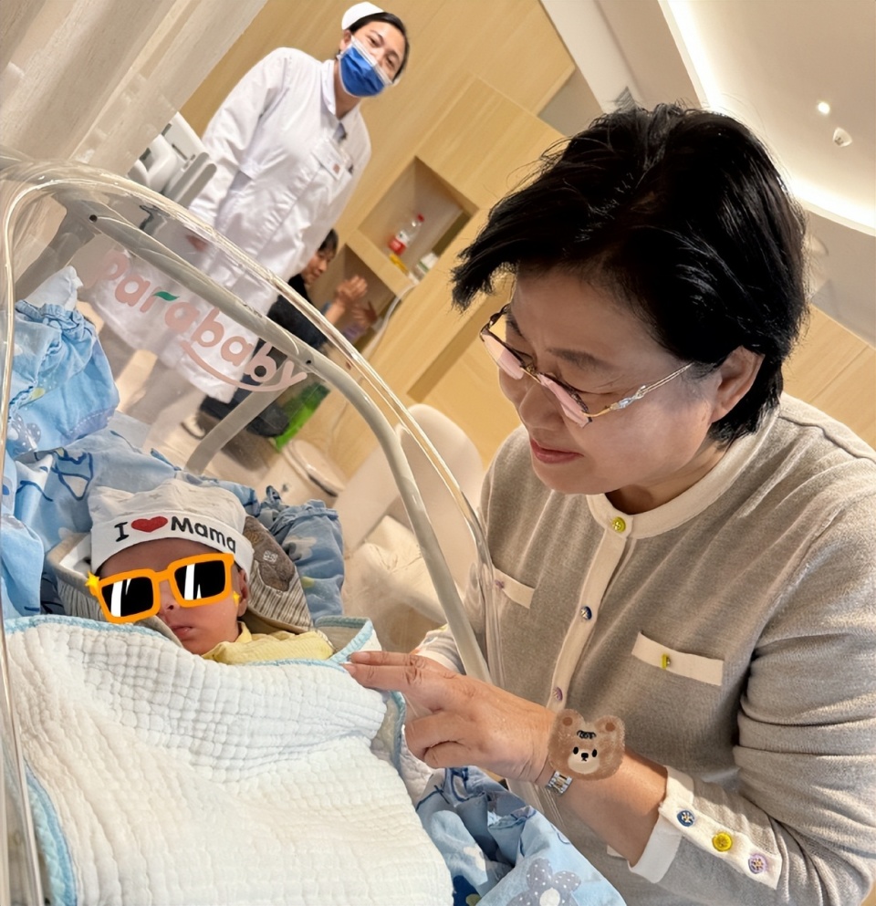 恭喜女排34岁世界冠军曾春蕾生二胎微笑女神高富帅丈夫好体贴