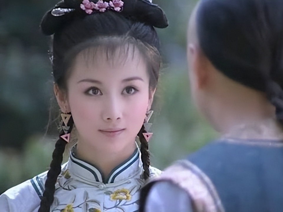 便获得了更多资源,还在热播的《李卫当官2》中饰演了女主角岳思盈一角