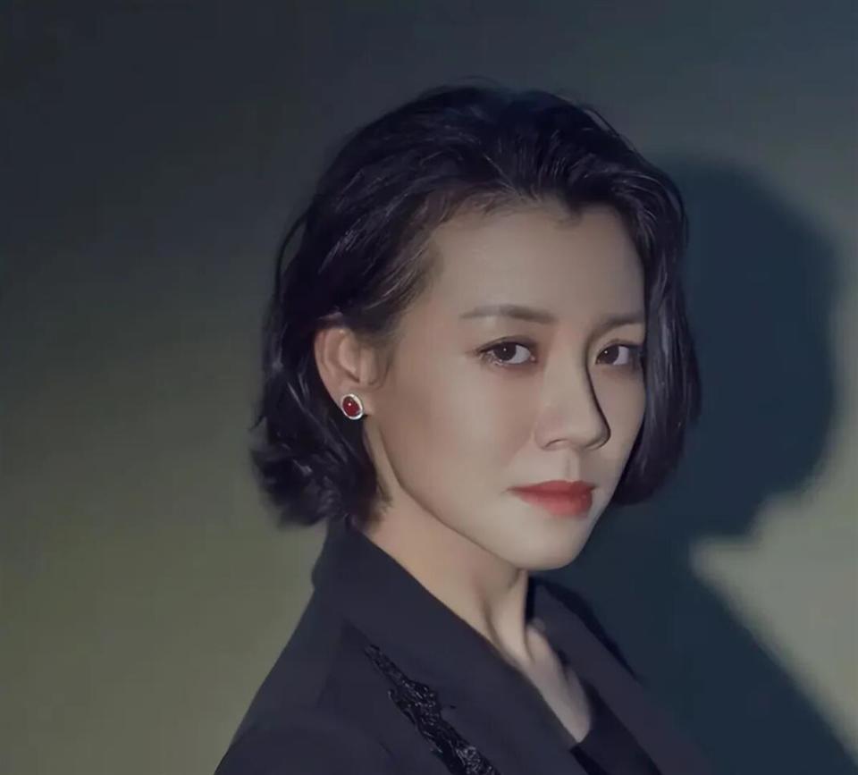 她与名导同居三年，却惨遭抛弃，转身下嫁穷小子，如今咋样？_腾讯新闻