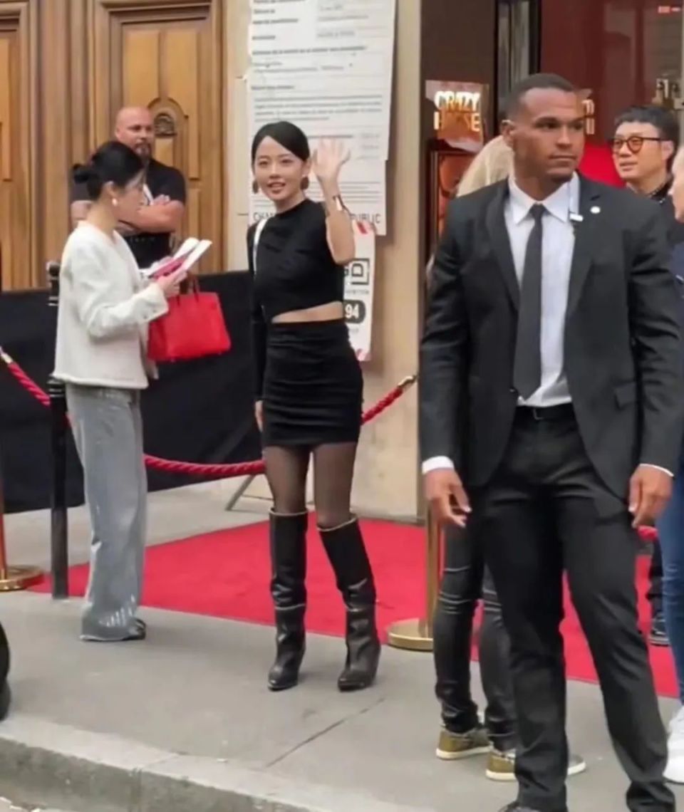 照片在网上疯传,照片中她穿着一身黑衣套装,搭配黑色丝袜和黑色长筒靴