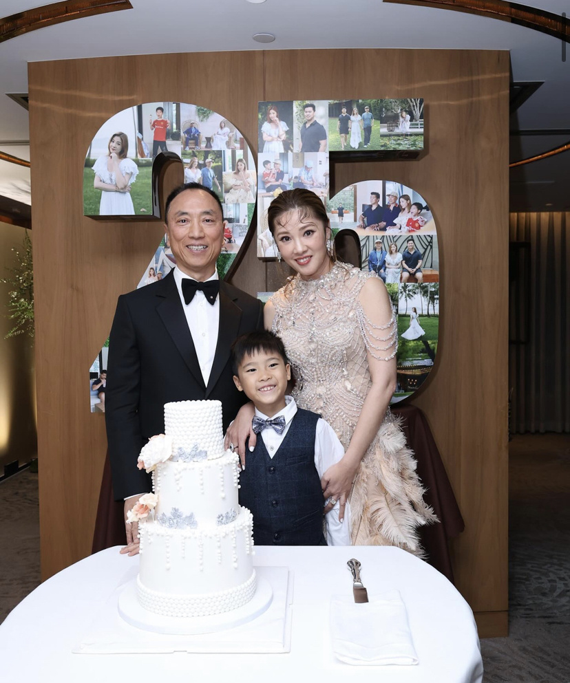 50岁翁嘉穗与邬友正庆结婚25周年,包法国餐厅设宴,穿镶钻礼服超贵气