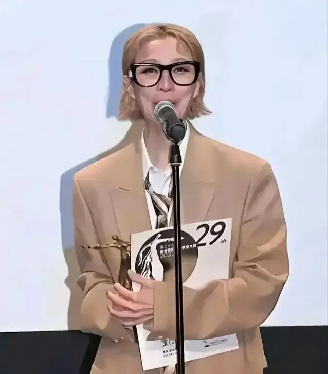 对许志安执迷不悔?瘦到脱相的郑秀文让女人清醒:爱情经不起考验