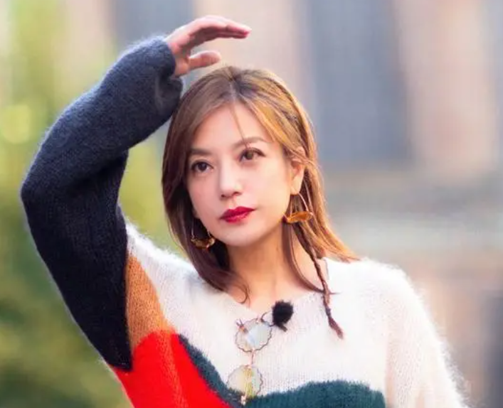 消失1207天的赵薇现身了,佩戴佛珠满脸虔诚,手持身份证没有移民_腾讯