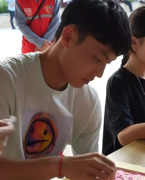 徐杰出现在了博物馆,这可能也是为了宣传一下自己的家乡文化