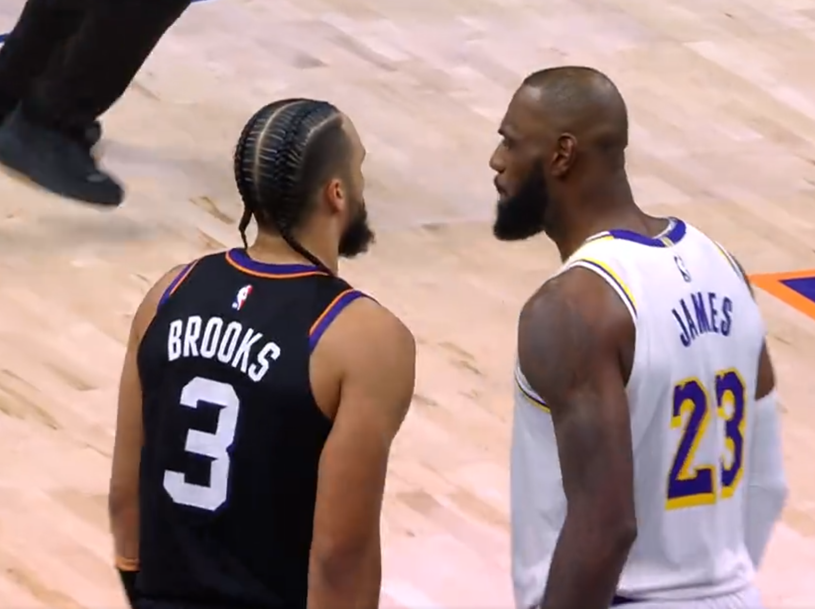 罰球+蓋帽絕殺！詹姆斯轟26分拒絕20分逆轉 狄龍多次挑釁被驅逐 - 