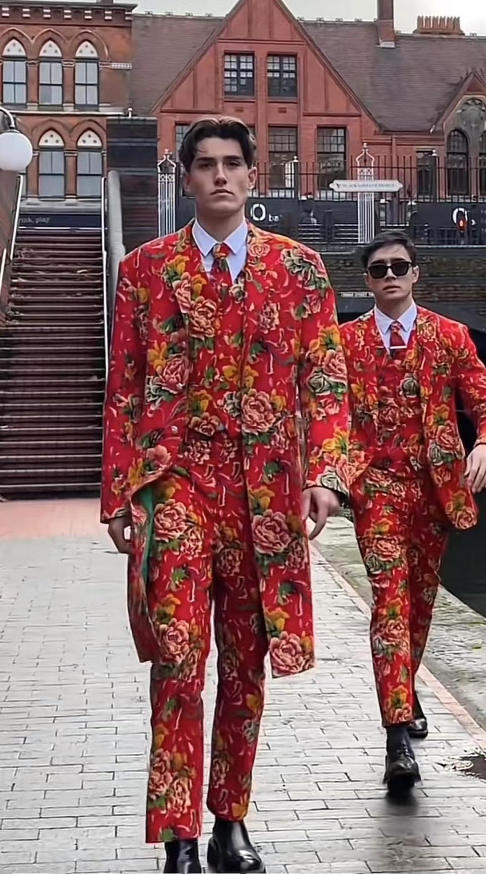 土到极致就是潮!当明星穿上"东北大花",宋轶尴尬,杨幂俏皮!_腾讯新闻