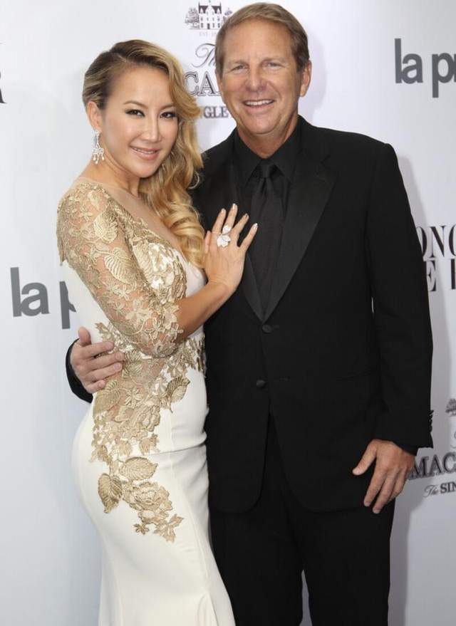 李玟与年轻型男亲密搂抱不避嫌穿吊带秀s型曲线不见富豪老公