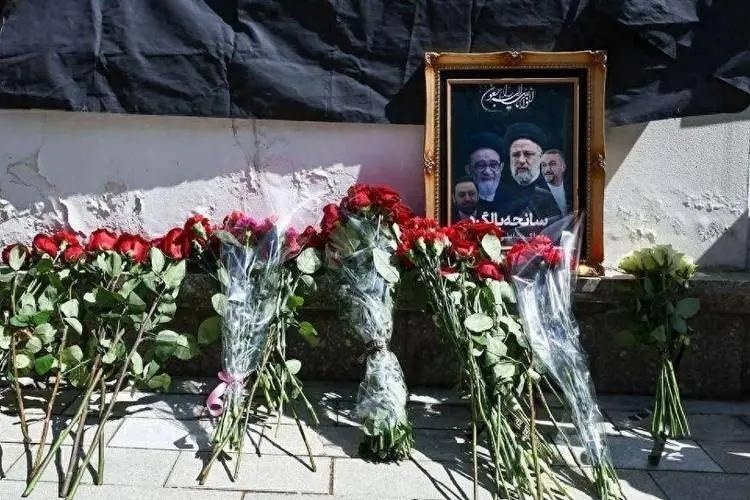 期间,数百万人涌上德黑兰街头欢迎大阿亚图拉鲁霍拉·霍梅尼(ruhollah