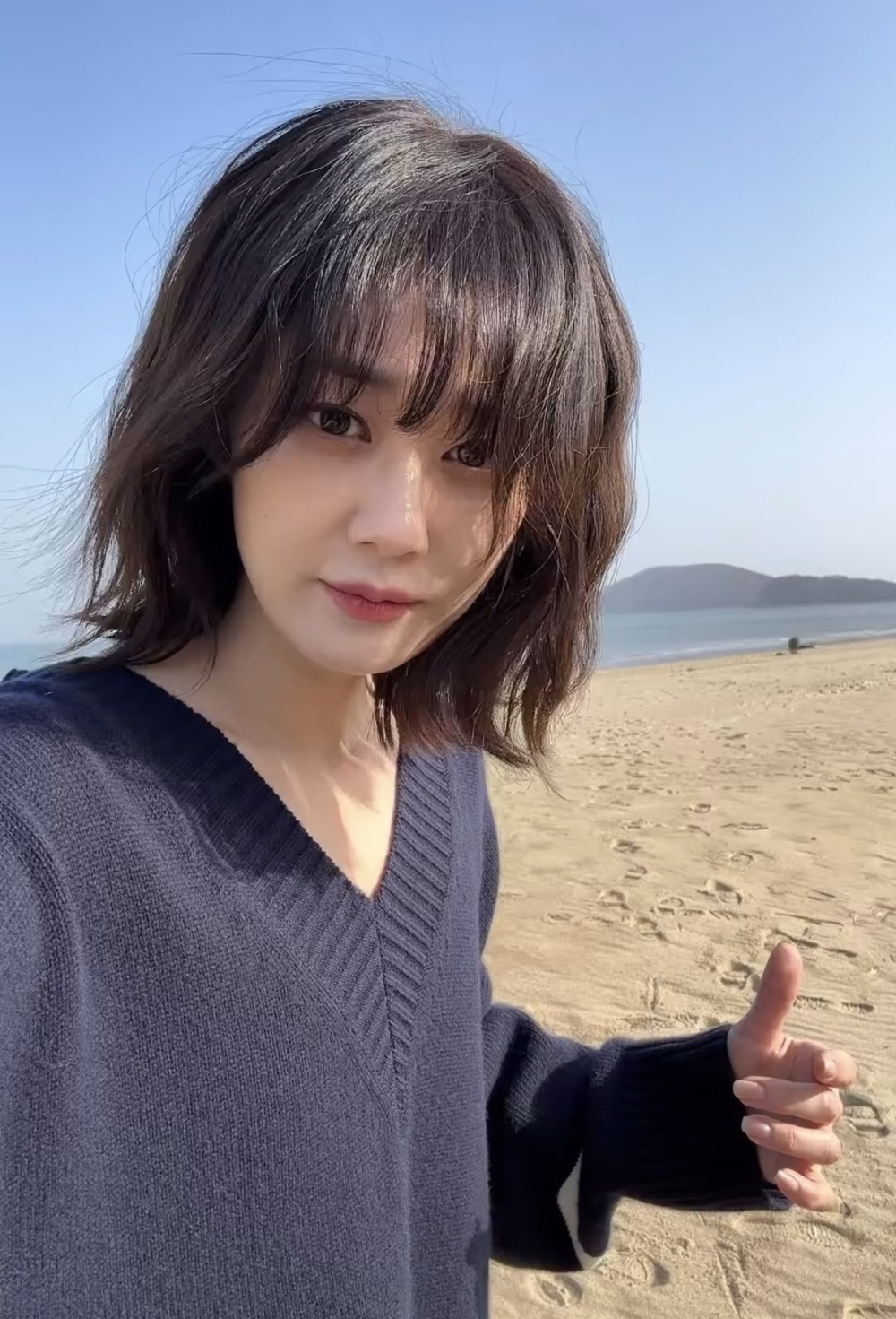 张娜拉绽放青春靓丽美貌,绚烂笑颜透露无尽自信