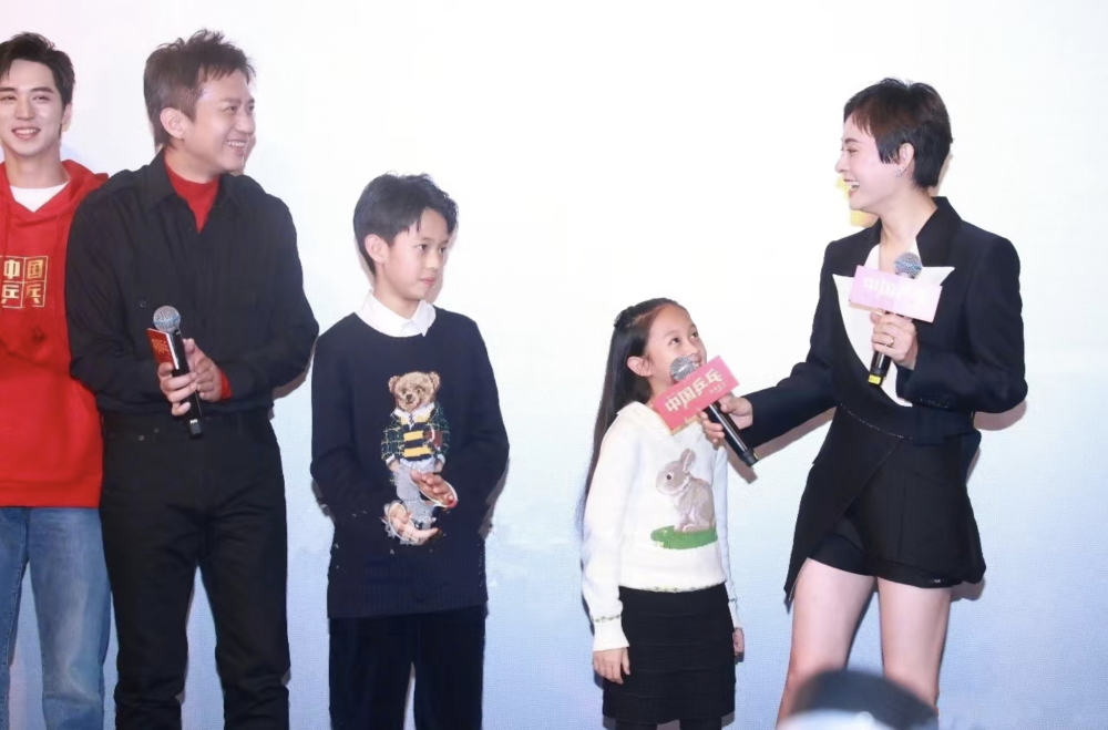 孙俪夫妇看小花跳拉丁超哥手捧鲜花与等等玩耍兄妹俩学费60万