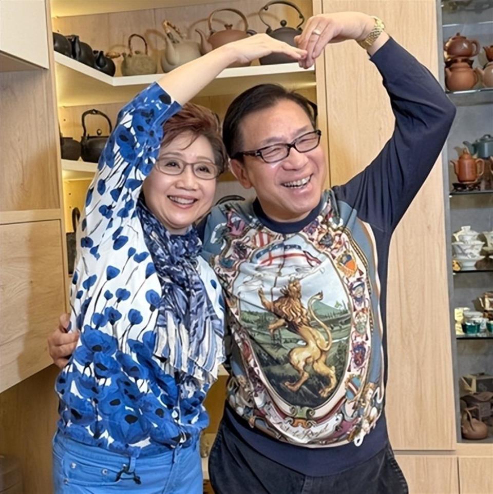 66岁张德兰突发意外！后台摔倒送医，曾上春晚爆火结婚37年无儿女_腾讯新闻