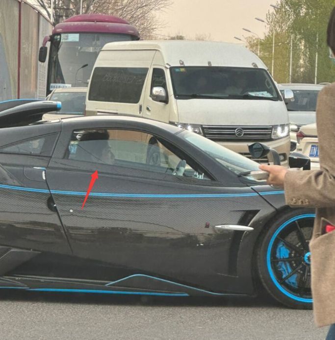 富二代罗昊罕见露面,开4000万豪车出门,曾与周扬青上过恋综