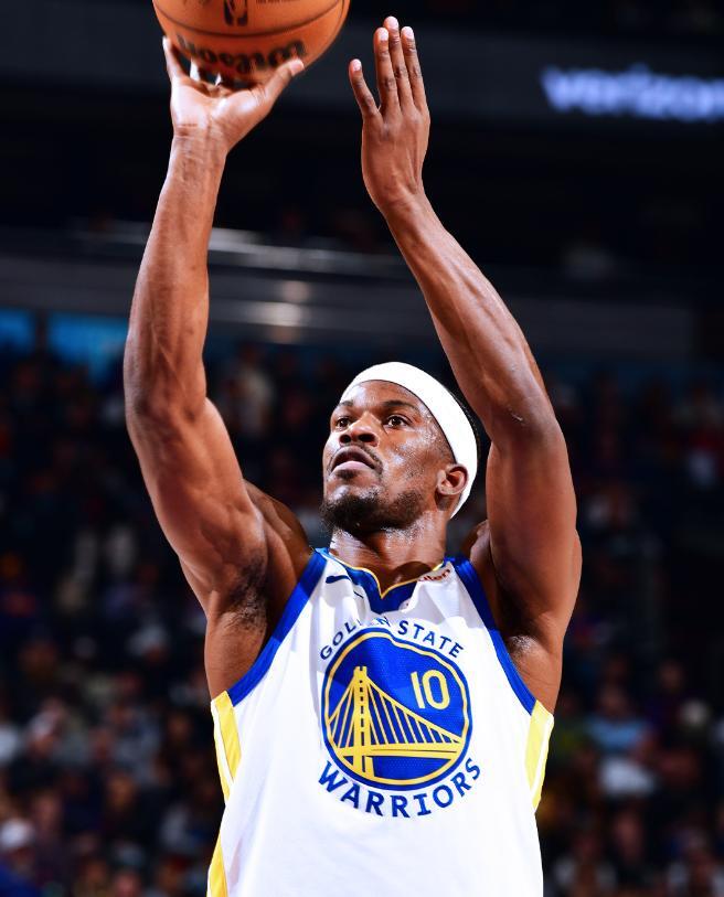 庫里打鐵18中6一戰比肩喬丹科比，巴特勒14+9+9，勇士輕取獨行俠 - 