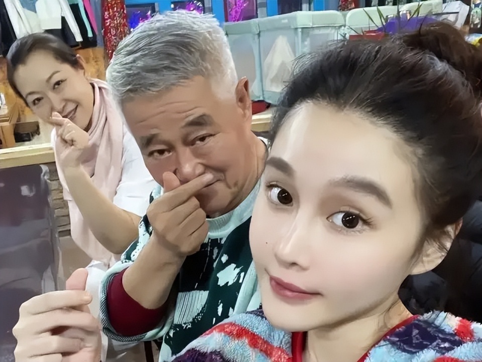 赵本山女儿球球晒两个月大的儿子照片,坦言自己比老公更有钱_腾讯新闻