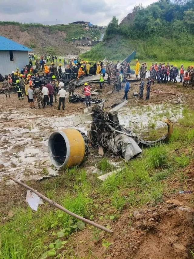 一架crj200从加德满都机场起飞时坠毁,18人遇难