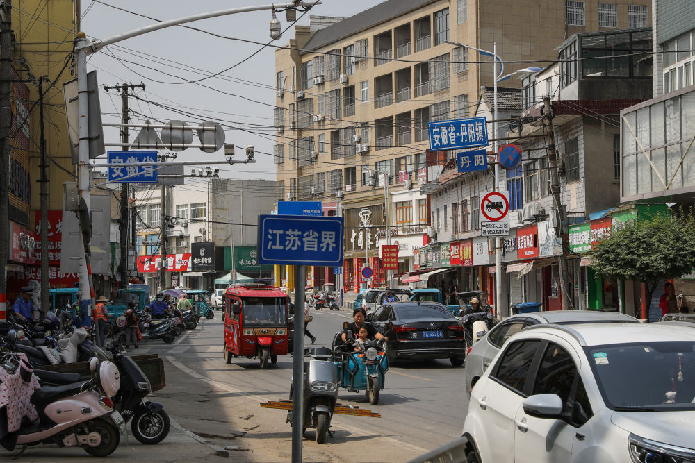 6月2日拍摄的安徽马鞍山博望区丹阳镇与江苏南京江宁区丹阳社区交界处