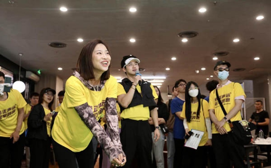 王茜天津女排代表人物受邀参加冠军领跑活动hold住全场