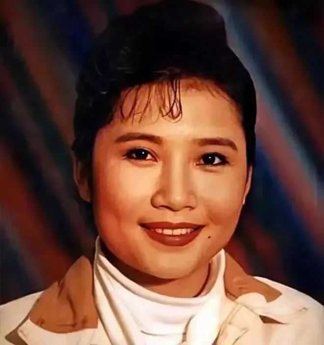 这首歌当年由女歌手李娜演唱,随着电视剧《赵尚志》的热播,传唱大江