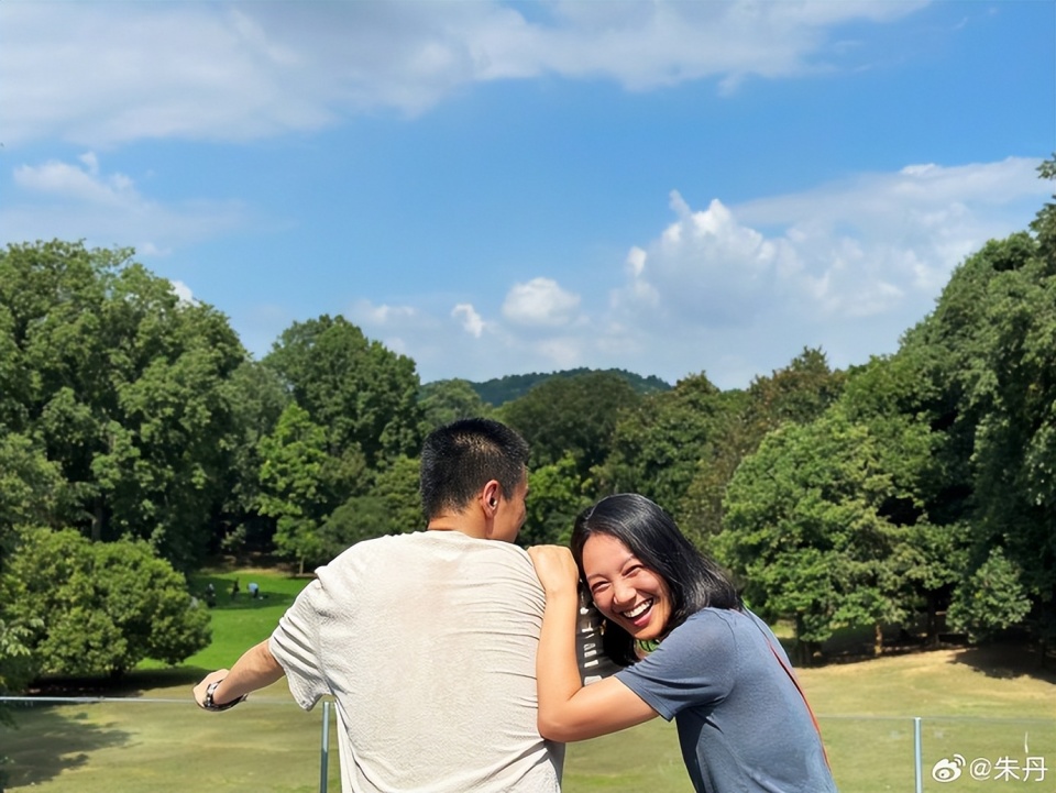 朱丹晒全家福庆42岁生日，与周一围素颜出镜，夫妻同款褶子好真实_腾讯新闻