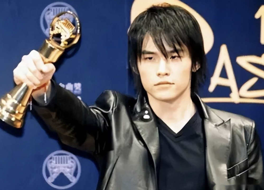 你总能找到一首适合自己心境的歌曲,"周杰伦"成了一个符号,见证着歌迷