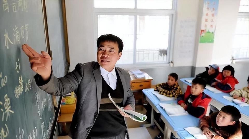 河南80后校长张玉滚靠一根扁担,山窝里挑出63名大学生,感动中国_腾讯