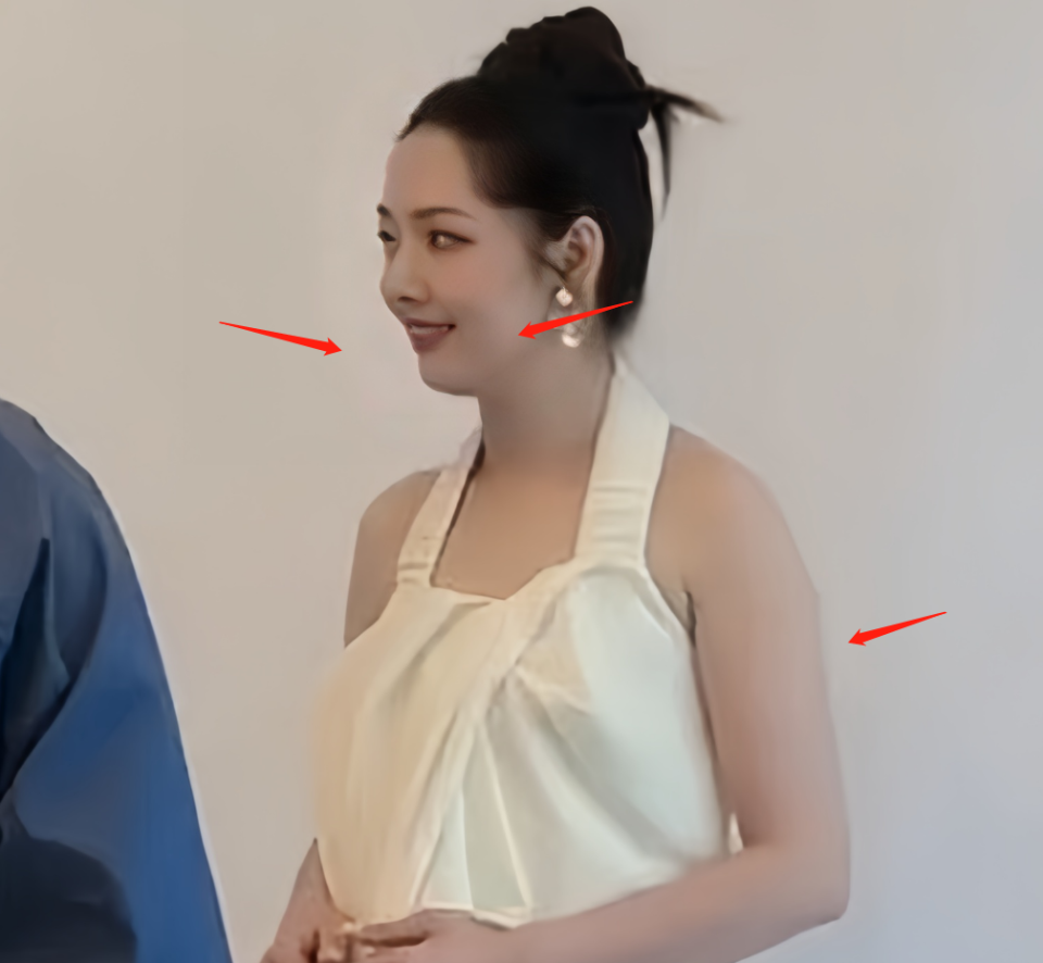 40岁郭碧婷近照太沧桑,浓妆遮不住脸上疲态,过度消瘦显嘴凸