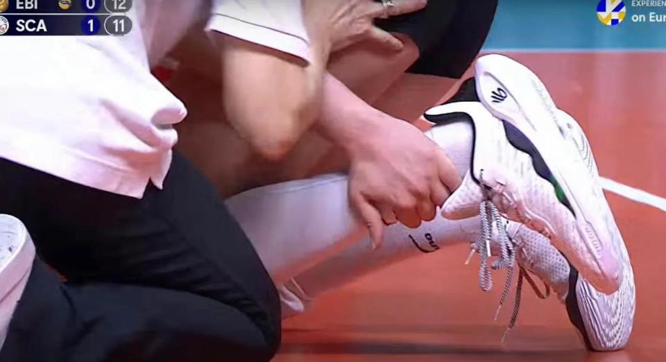 对手踩到朱婷受伤黑子再次集体高潮但朱婷脚未过中线也没抽脚