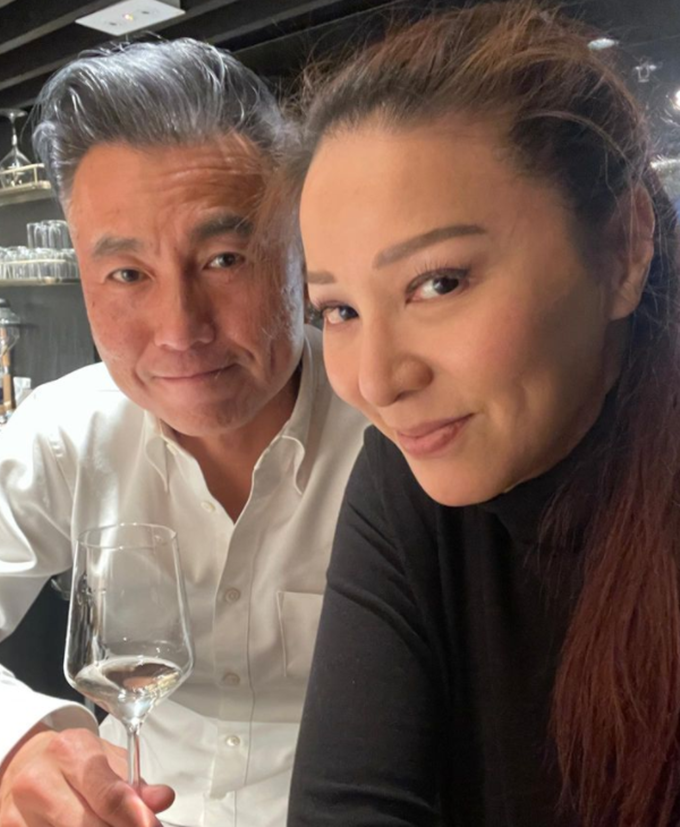 47岁滕丽名罕秀恩爱甜笑谈与富商老公相恋过程赞对方情绪稳定