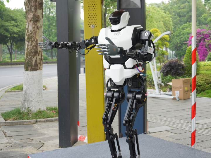 但场内观众的焦点,却是两台人形机器人——乐聚机器人"夸父"迈步向前