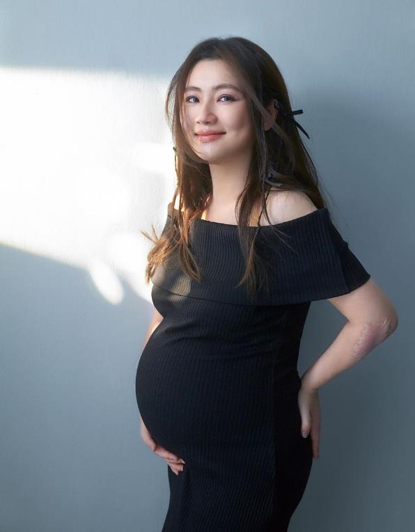 任家萱官宣产子晒宝宝正脸照好可爱小腰果肺积水刚出保温箱