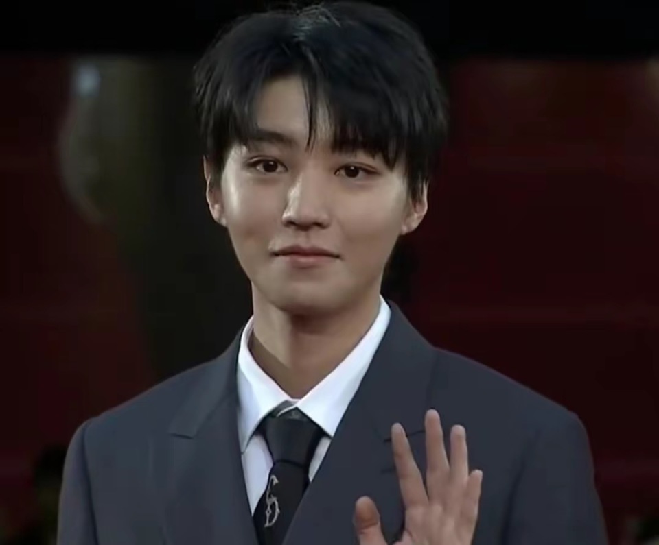 由于经纪人比王俊凯大很多,大多数粉丝并不支持,喊话王俊凯和杨柳保持