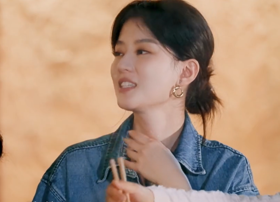 杨紫综艺上线暴露状态,法令纹夸张下巴变尖,网友吐槽医美后遗症