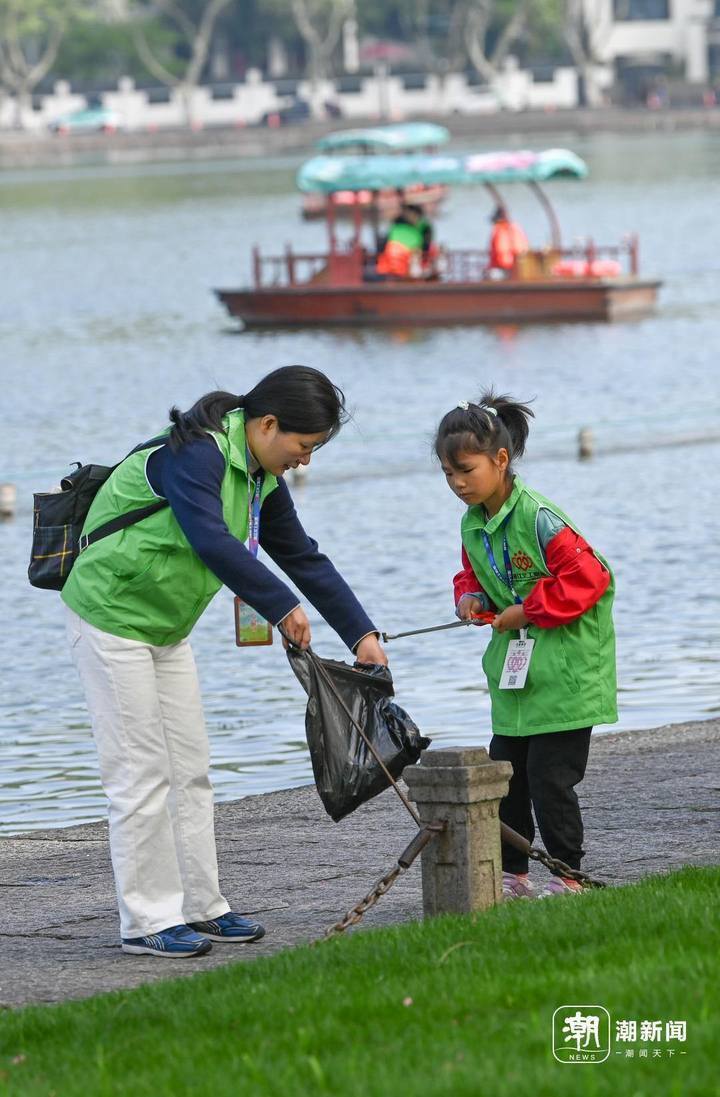 清明小长假 小义工在西湖边捡垃圾