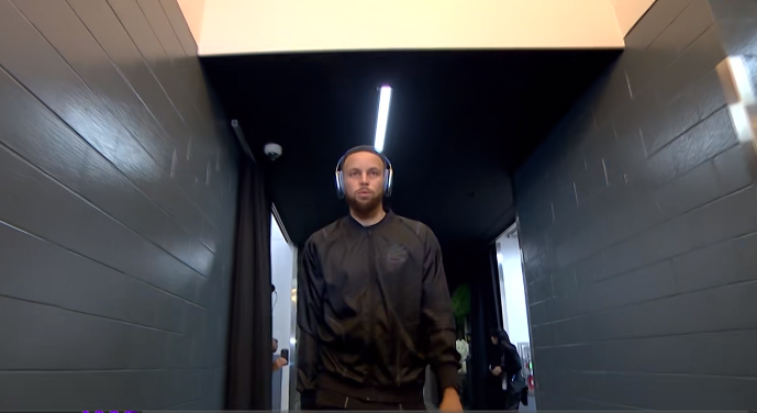 勇士众将早早抵达国王队黄金一号球馆,库里和维金斯都戴着耳机亮相