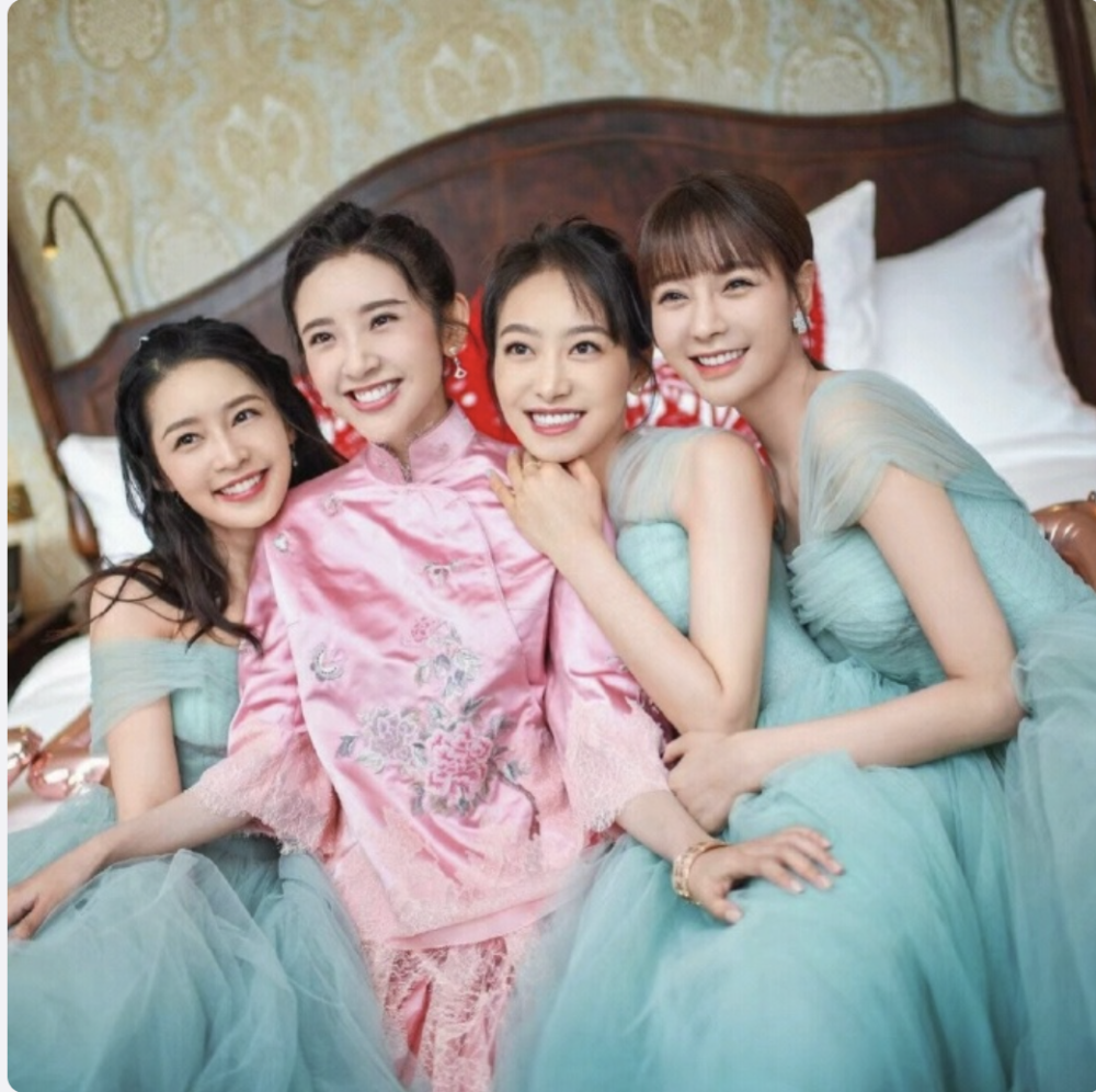 33岁李沁,36岁唐艺昕合照:相差三岁,风格气质却截然不同