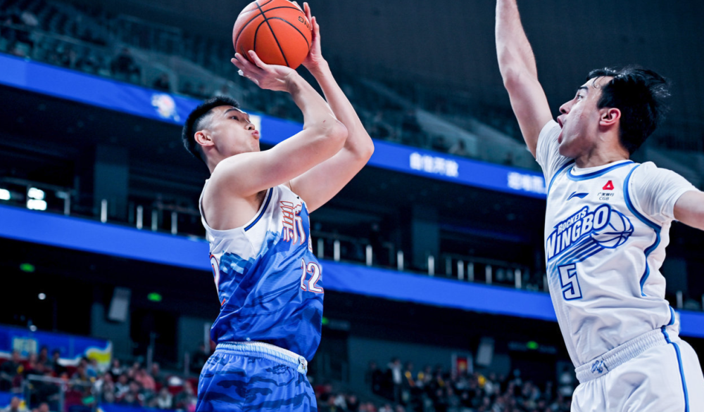 朱旭航伤情进展小腿全缝针分两次拆线在病房练习上肢力量