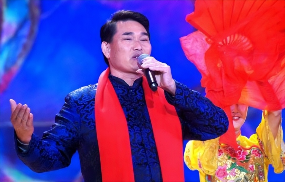 经常有人会说,大衣哥成名这么多年,都是靠翻唱别人的歌曲牟利,演唱