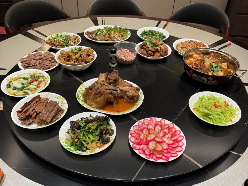 岳云鹏家的年夜饭由15道菜组成,全部都是河南的家常菜,没有螃蟹,海鲜