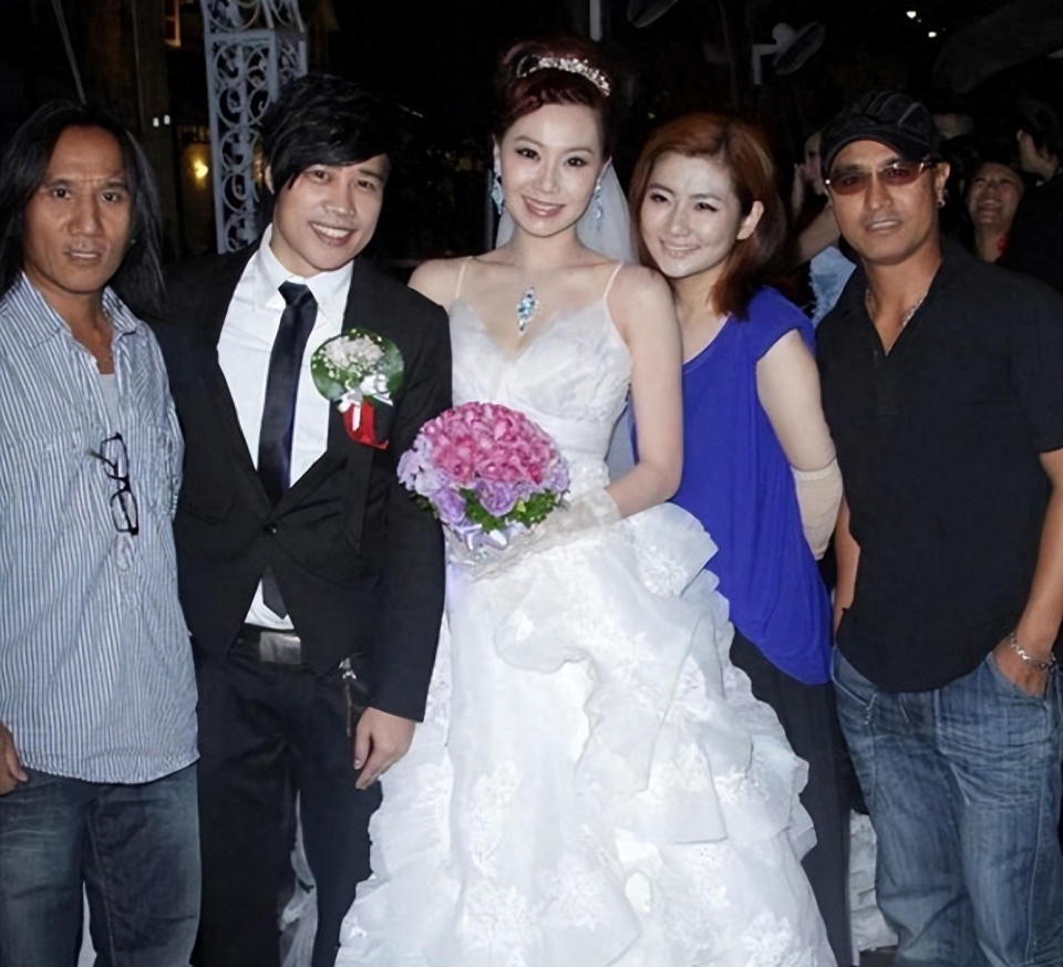 在他淡出的时光里,他和女艺人郑智雅在2011年步入婚姻,在2016年结束
