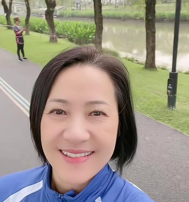 画面中,黄丽梅独自现身广州某公园,只见她穿着蓝色运动衫,打扮很是
