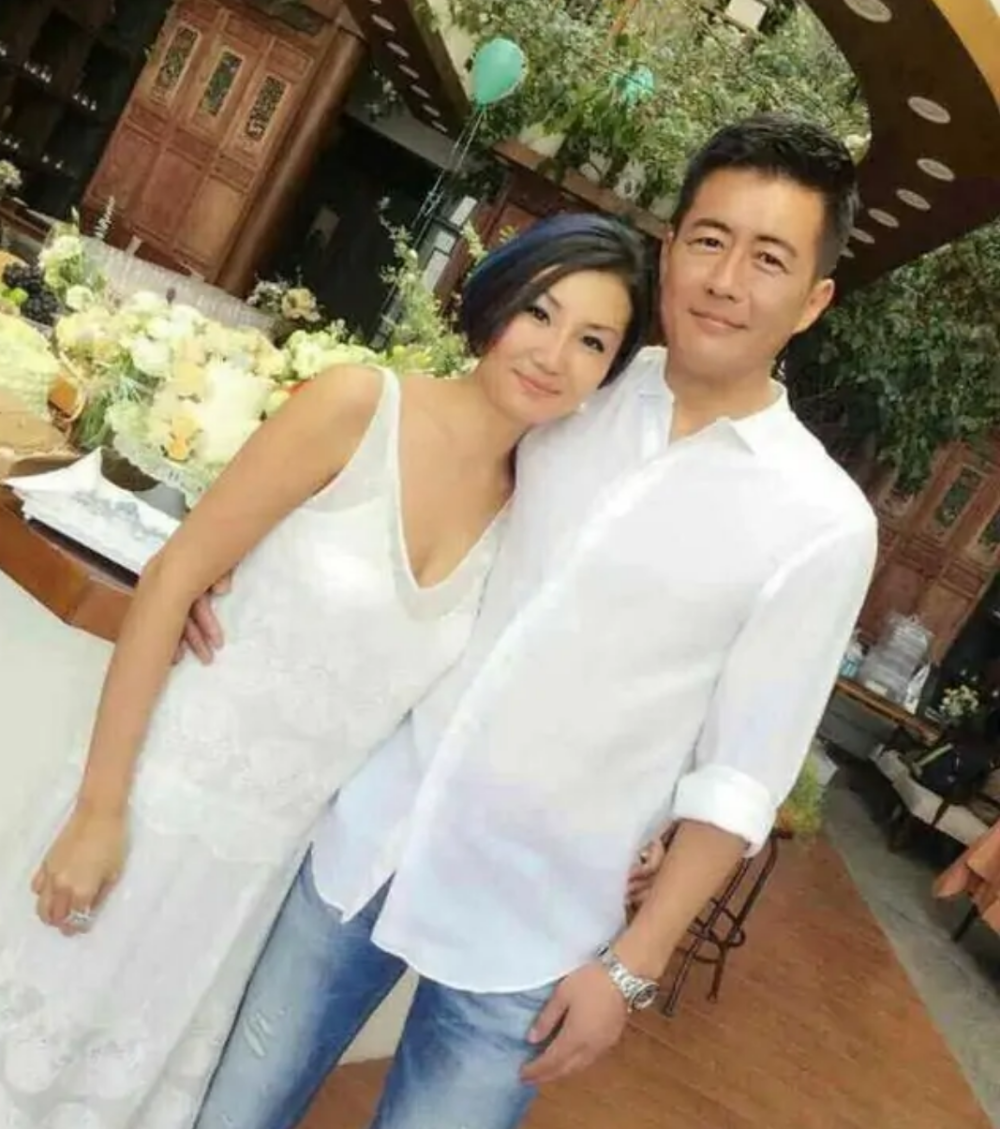 他是《庆余年》里暖心慈父,戏外和江珊离婚后,娶娇妻生子平淡幸福
